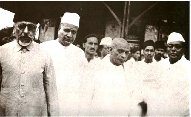 Group photograph of Congress leaders walking together, Maulana Abul Kalam Azad at the left wearing spectacles.