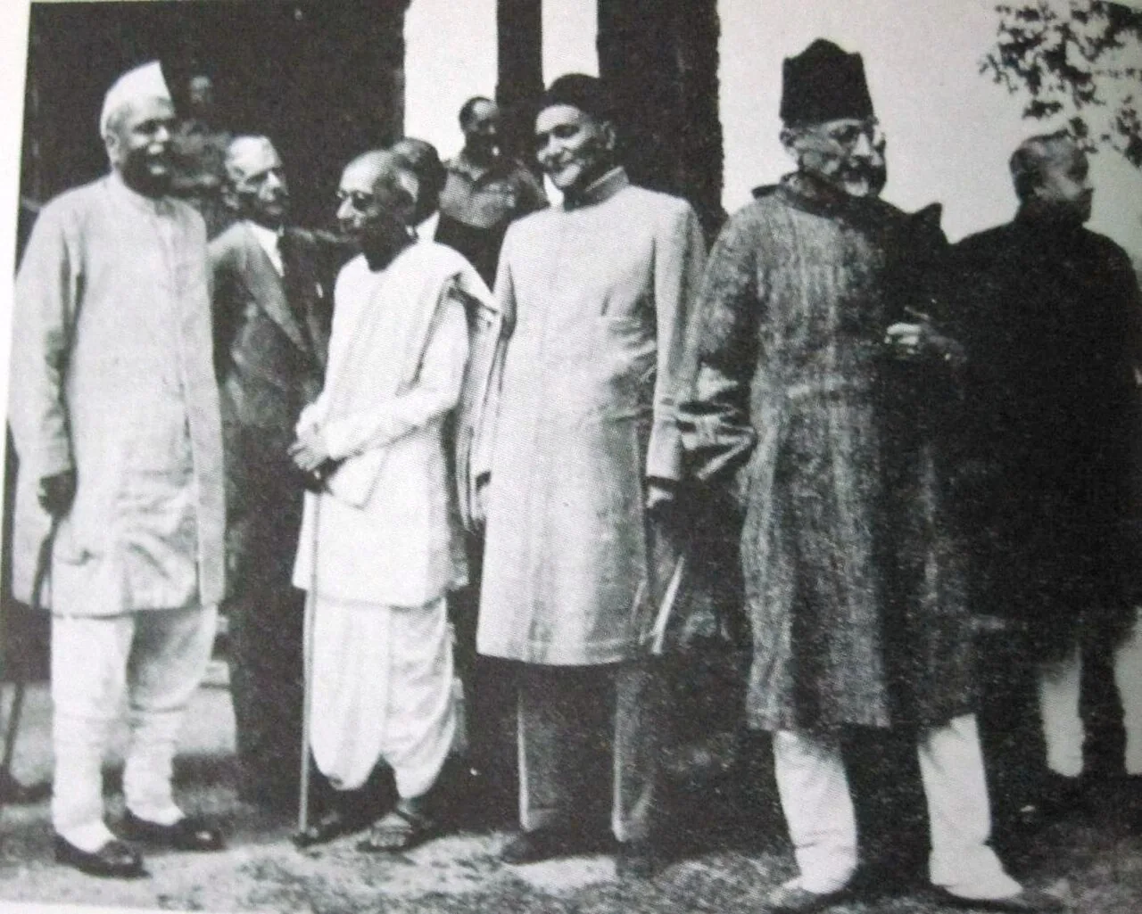 Indian leaders standing together outdoors at the Simla conference.